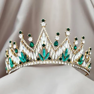 Corona de 15 años con detalles en verde