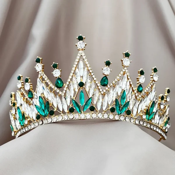 Corona de 15 años con detalles en verde