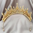 Corona de 15 años con detalles en verde